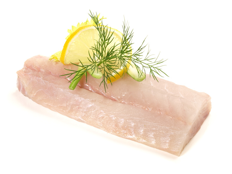 rohes Kabeljaufilet mit Zitrone und Dill garniert