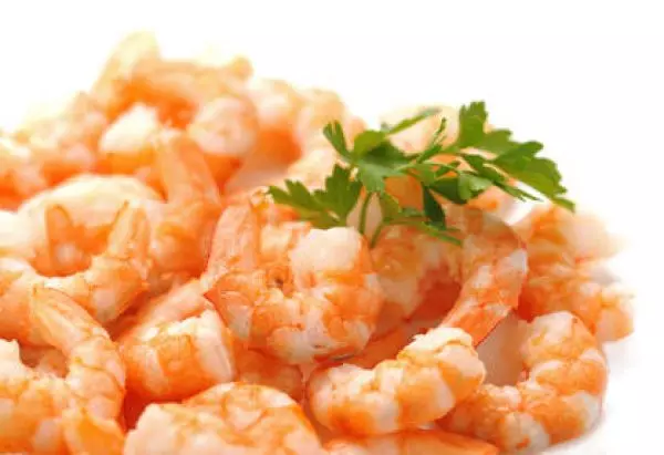 gegarte Garnelen ohne Schale auf Teller mit Petersilie