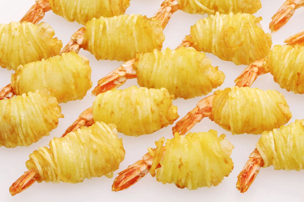 frittierte Garnelen im Kartoffelmantel auf weißem Hintergrun