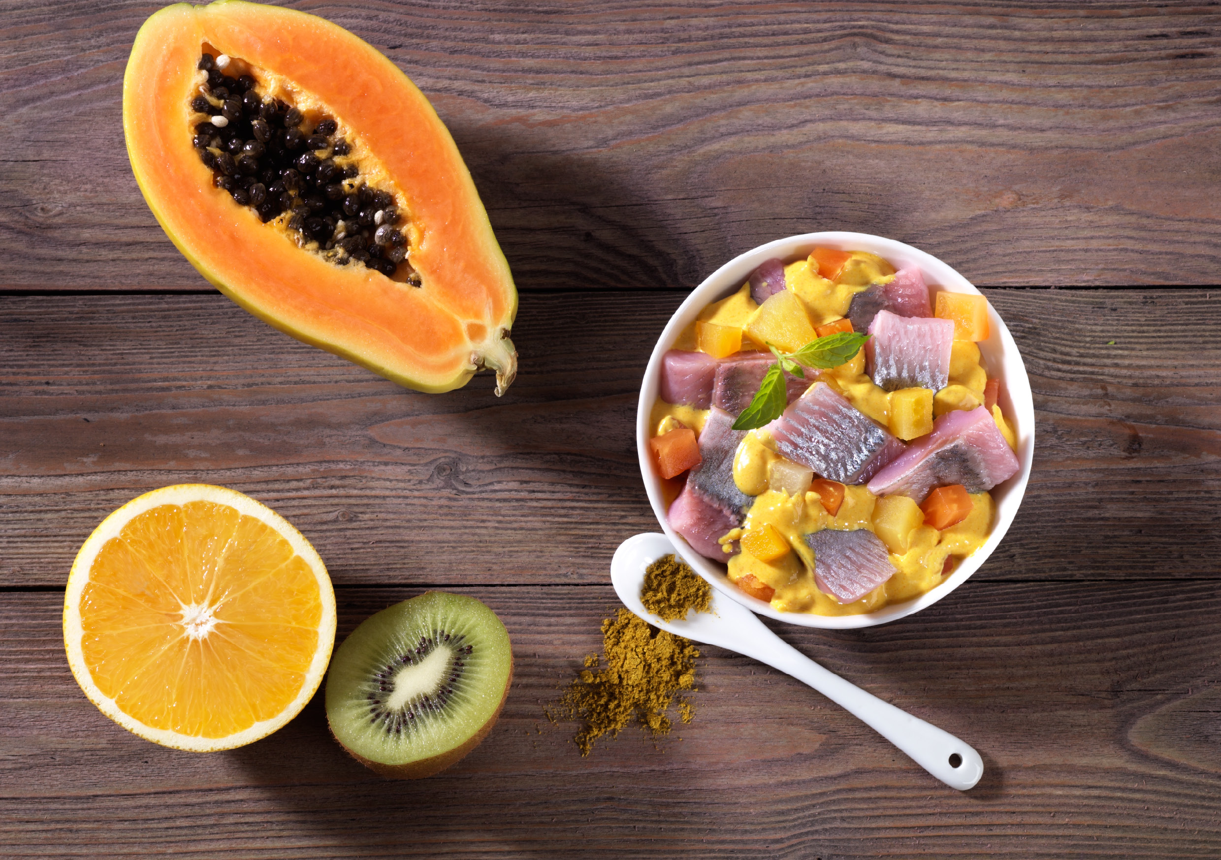 Matjessalat mit Papaya, Orange, Kiwi und Currypulver auf Hol