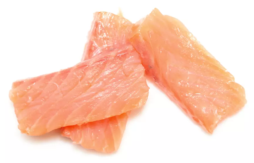 rohes Lachsfilet, in Scheiben auf weißem Hintergrund