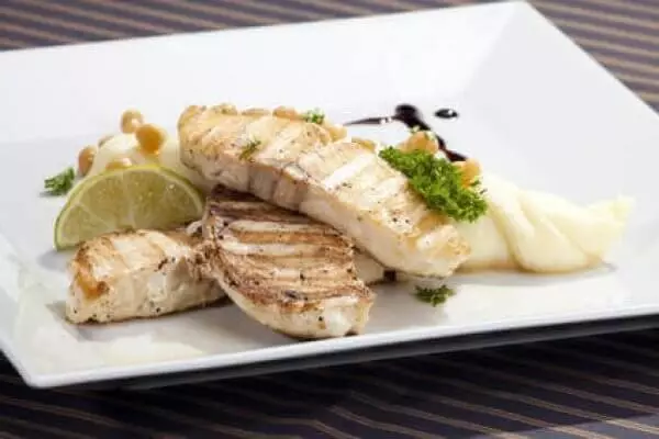 gegrilltes Seelachsfilet mit Kartoffelpüree und Limette auf