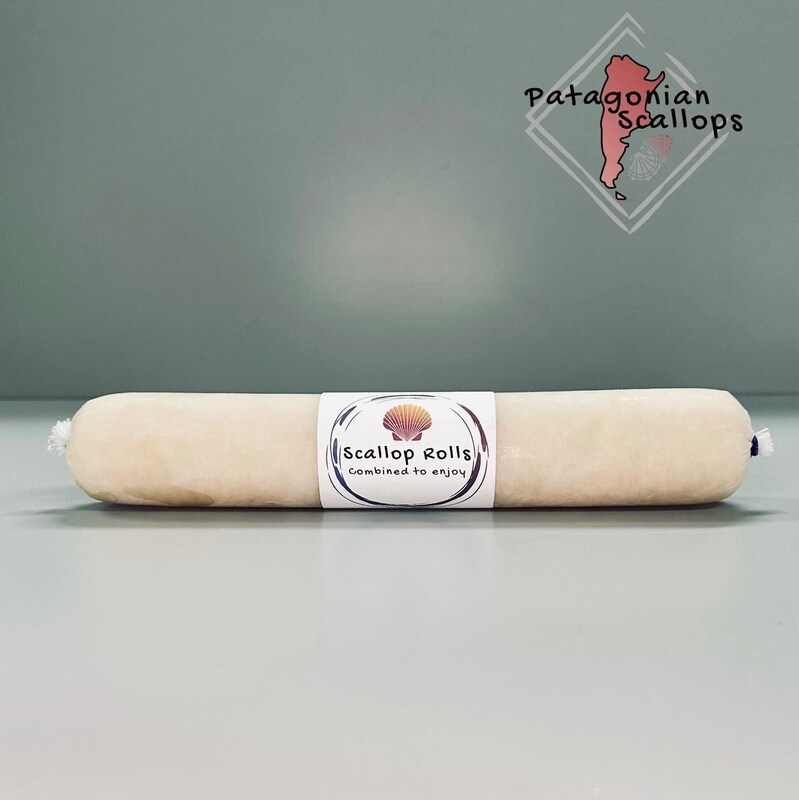 gefrorene Jakobsmuschelrolle auf grauem Untergrund