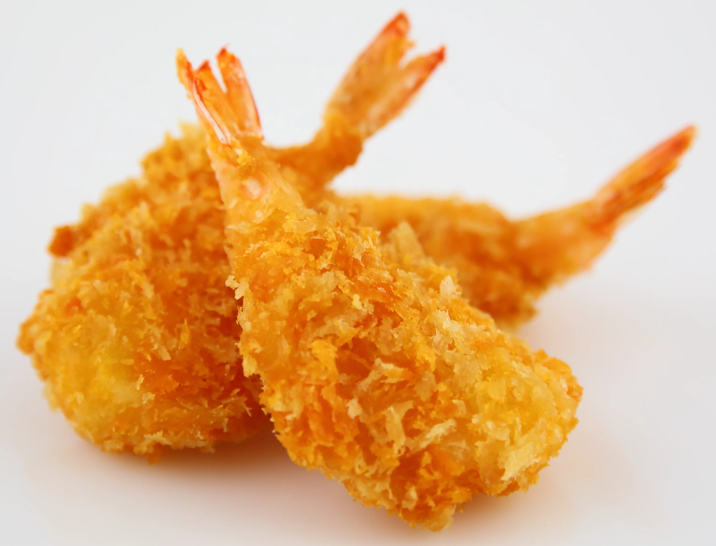 drei frittierte Garnelen Tempura auf weißem Teller