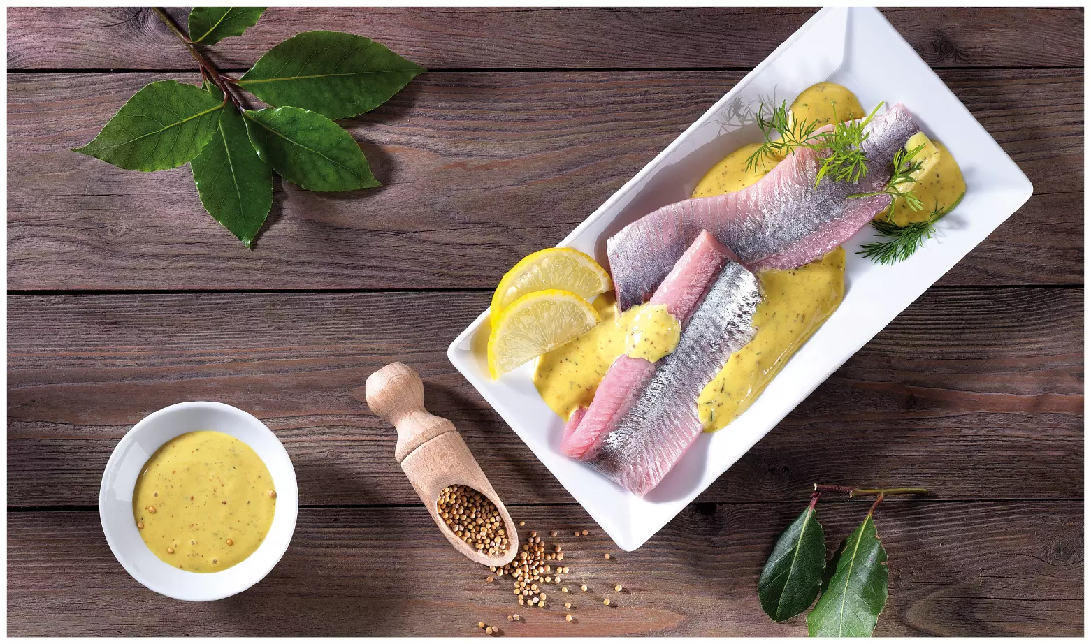 Matjesfilet mit Senf-Dill-Sauce und Zitronenscheiben