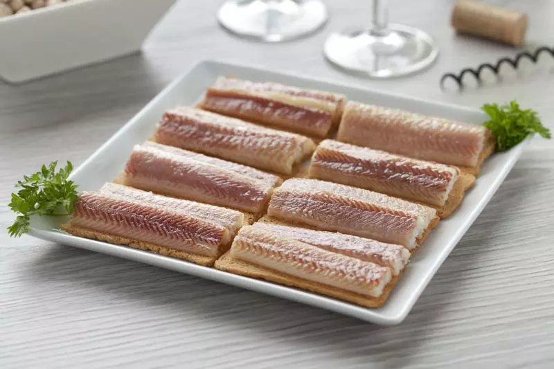 Räucheraalfilets auf Toastbrot auf weißem Teller serviert