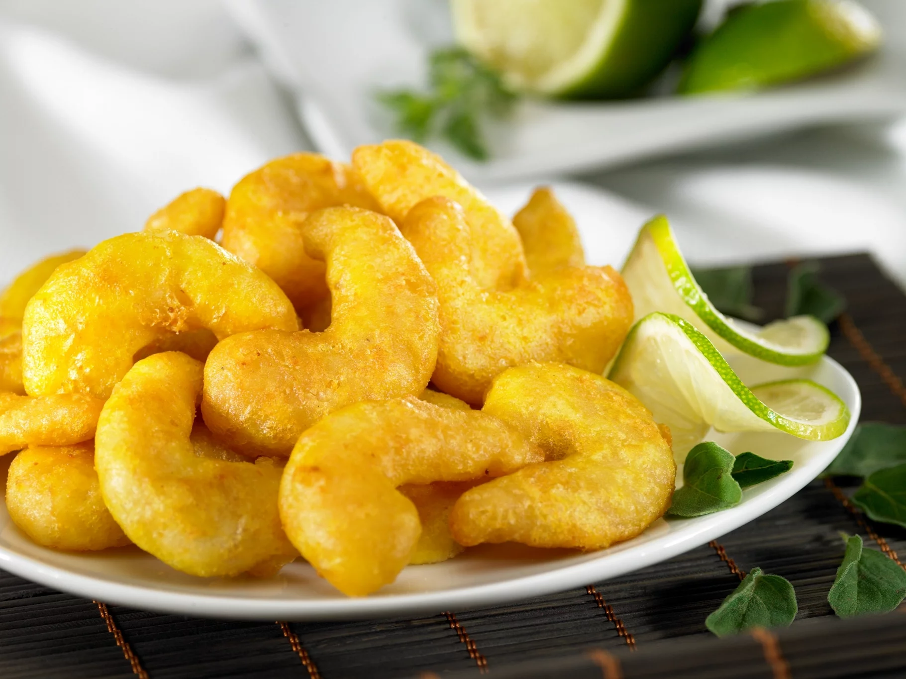 frittierte Garnelen auf Teller mit Limettenscheiben