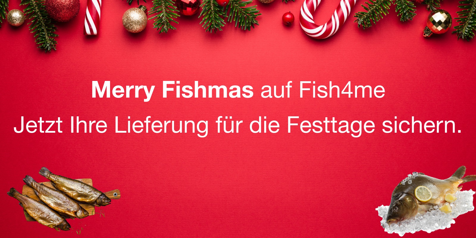 Drei geräucherte Fische auf Brett, ein ganzer Fisch auf Eis