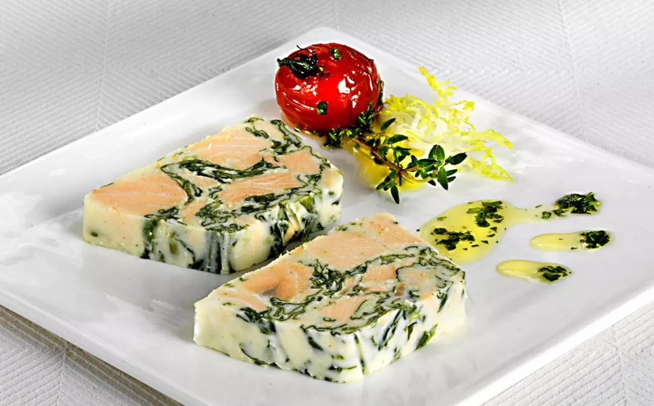 zwei Scheiben Lachsterrine mit Spinat, Tomate und Kräutern a