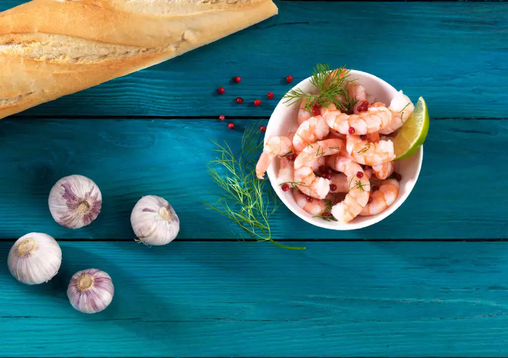 Garnelen in Schale mit Limette und Dill in einer Schale, dan