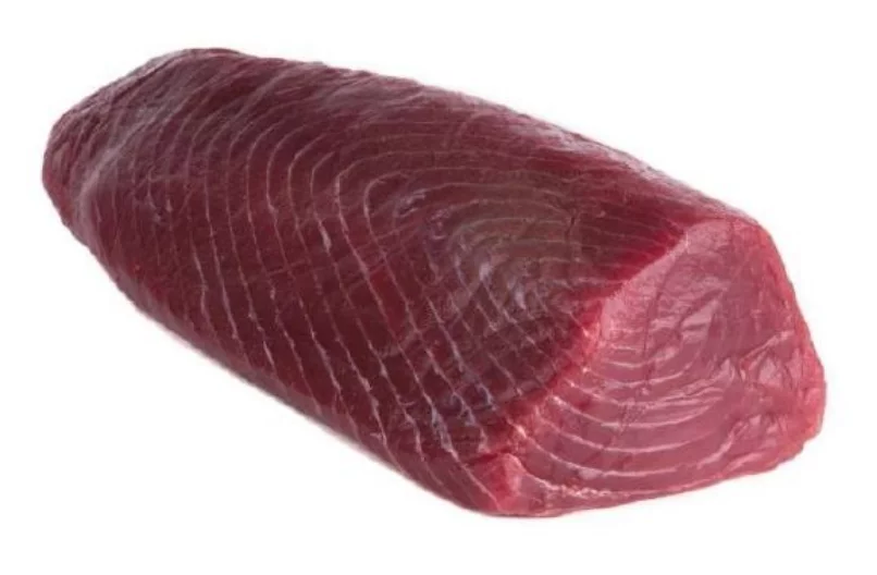 rohes Thunfischfilet auf weißem Hintergrund